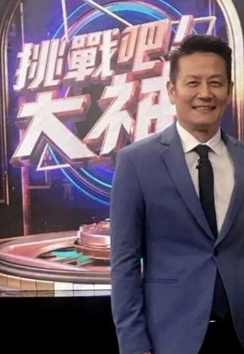 三个极品萝莉嫩妹保时捷车模刺激狼友无毛粉嫩白虎逼双头道具轮草抽插 - 52国产